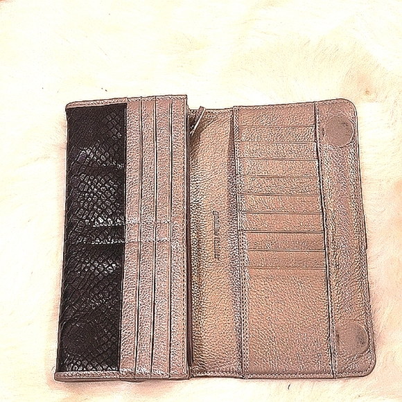 Black Leather Piton Embossed Wallet with Button Closure - Picture 4 of 8